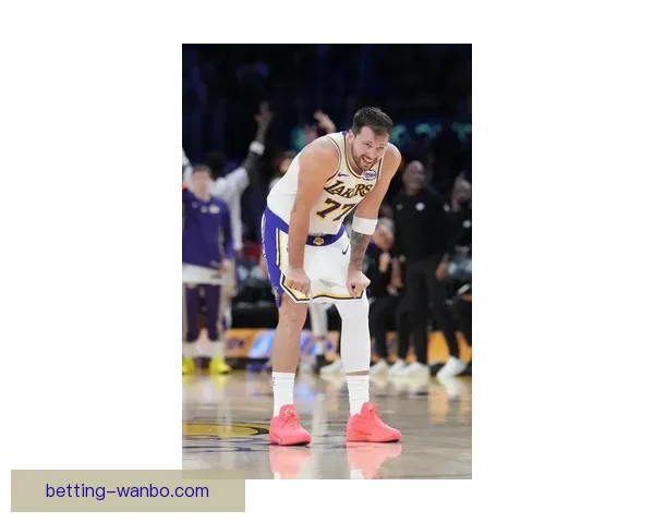 东契奇带伤鏖战三分绝平三不沾效率低迷31分遗憾吞里程悲