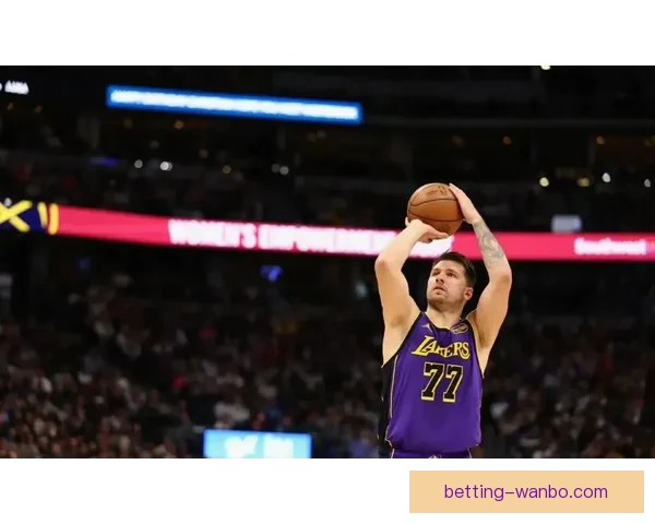 东契奇三节狂砍40分超越拉塞尔 创湖人单赛季三分新纪录 里夫斯迎重要里程碑